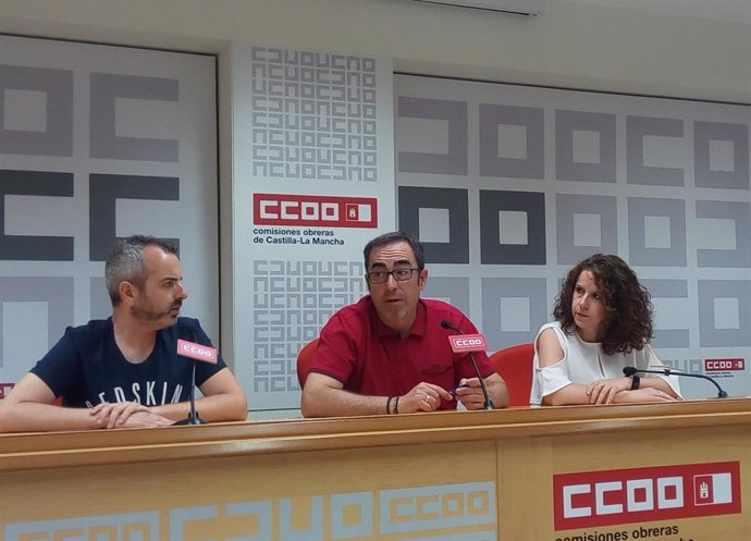Rueda de prensa del secretario regional de CCOO, Paco de la Rosa (centro), y otros miembros del sindicato para hablar de siniestralidad laboral.
