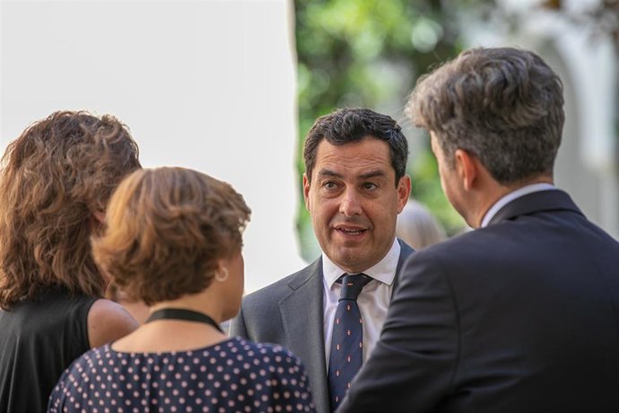 El presidente de la Junta, Juanma Moreno, en el Pleno del Parlamento