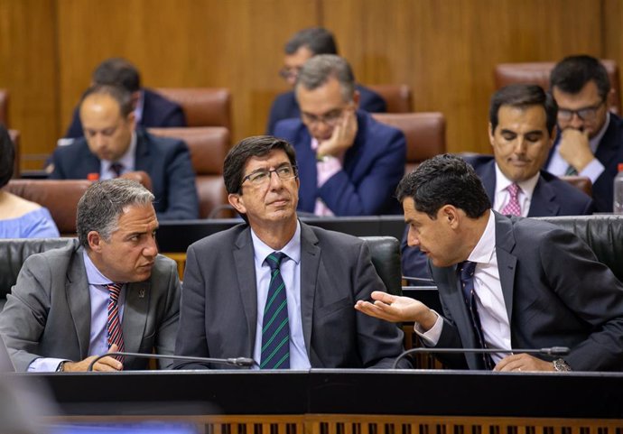 Primera jornada del Pleno del Parlamento andaluz. El vicepresidente de la Junta, Juan Marín (c); el presidente andaluz, Juanma Moreno (d) y el consejero de Presidencia, Elías Bendodo (i) al inicio del pleno parlamentario.