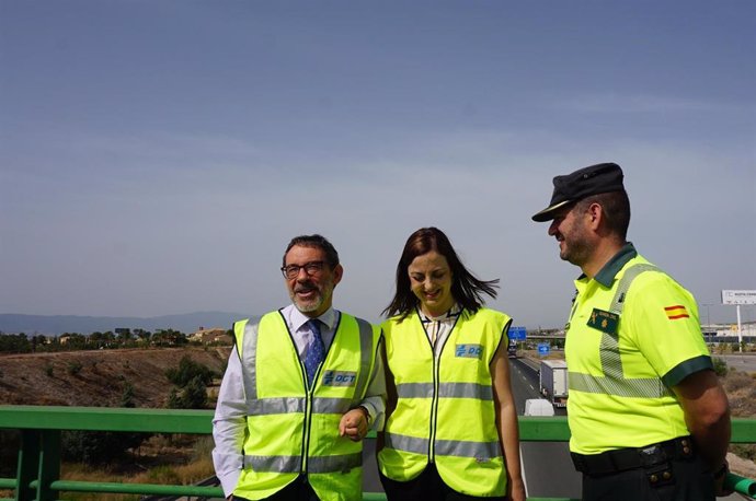 Ell delegado del Gobierno, Francisco Jiménez, y la jefa provincial de Tráfico, Virginia Jerez, han presentado la campaña de este verano sobre uno de los puentes que cruzan la autovía A-7 a la altura del estadio de Nueva Condomina