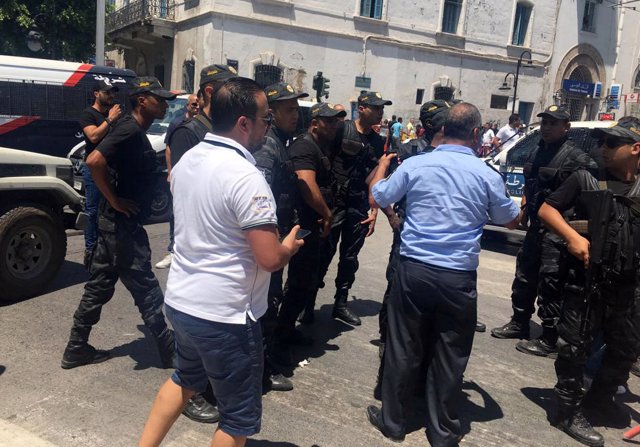 Un convoy policial sufre un atentado en el centro de la capital de Túnez