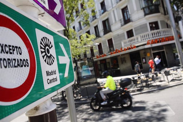 Señal de tráfico de Madrid Central con la indicación de 'Circulación Prohibida Excepto Autorizados'.