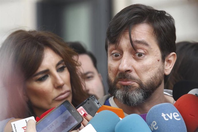 El secretario de Sociedad Civil y Movimiento Popular de Podemos, Rafa Mayoral, ofrece decaraciones a los medios de comunicación a las puertas del Congreso de los Diputados.