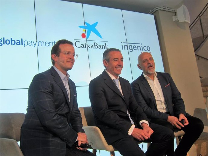 Jeff Sloan (Global Payments), Juan Antonio Alcaraz (CaixaBank) y Mark Antipof (Ingenico)