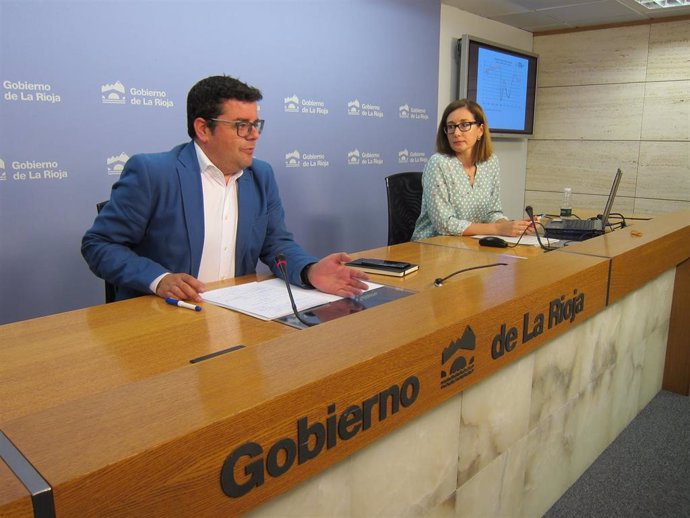 El consejero de Administración Pública y Hacienda en funciones, Alfonso Domínguez, y la directora del Instituto de Estadística de La Rioja, Natalia Ríos.