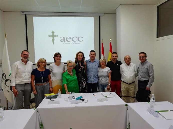 Autoridades regionales y locales, junto  la presidenta de la AECC, Divina López (de verde), en la presentación proyectos investigación cáncer