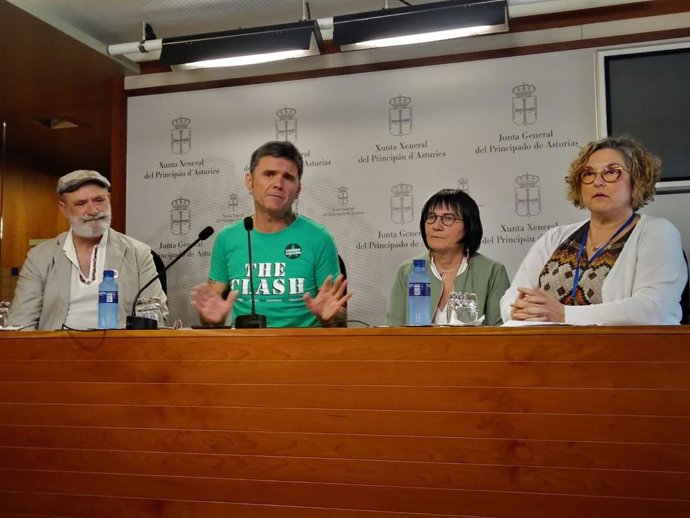 Rafael Palacios con miembros de  Soldepaz Pachakuti.