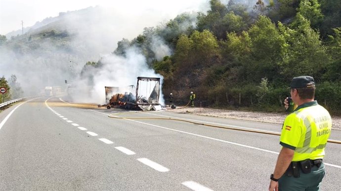 Camión incendiado en la N-121-A que ha obligado a cortar la carretera.