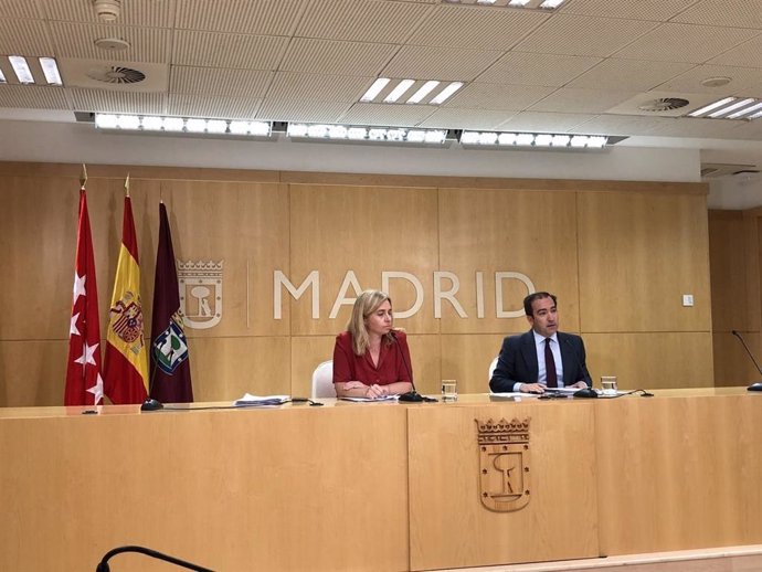 La portavoz del Ayuntamiento de Madrid, Inmaculada Sanz, y el concejal de Medio Ambiente y Movilidad, Borja Carabante.