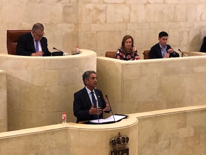 El presidente de Cantabria en funciones y candidato a la reelección, Miguel Ángel Revilla, en la primera sesión del debate de investidura