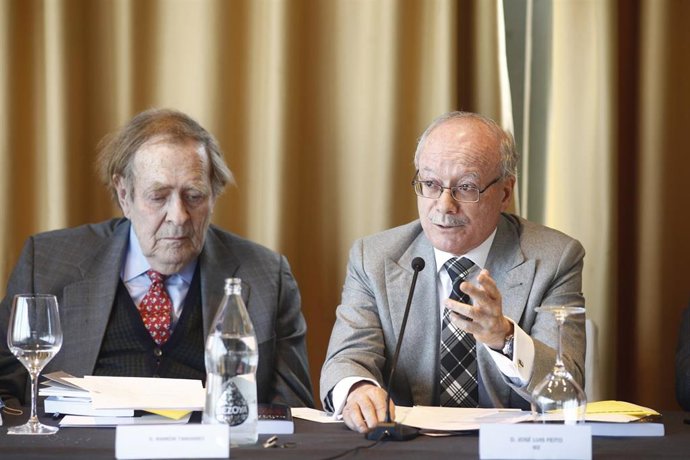 El presidente del Instituto de Estudios Económicos (IEE), José Luis Feito (d), presenta junto al político y economista Ramón Tamames (i) el estudio "La colaboración público-privada en la gestión de los servicios públicos". 