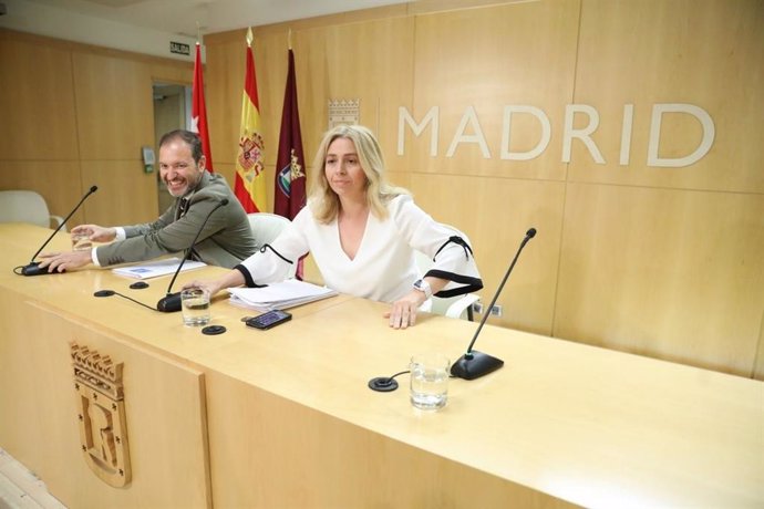 El delegado de Desarrollo Urbano, Mariano Fuentes, y la portavoz del Gobierno municipal y delegada de Seguridad, Inmaculada Sanz, atienden a los medios de comunicación tras la Junta de Gobierno municipal.