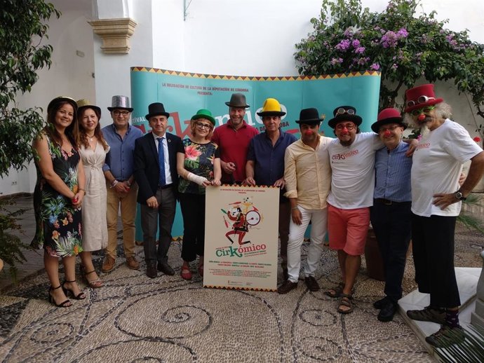 Ruz (quinta por la izda.), junto a los hermanos Moreno y representantes de los ayuntamientos