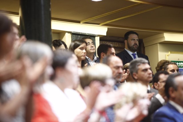El diputado de EH Bildu Jon Iñarritu asiste al homenaje del Congreso a las víctimas, pero sólo a una parte