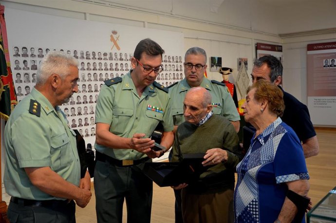 Entrega de la placa a los padres del agente asesinado por ETA