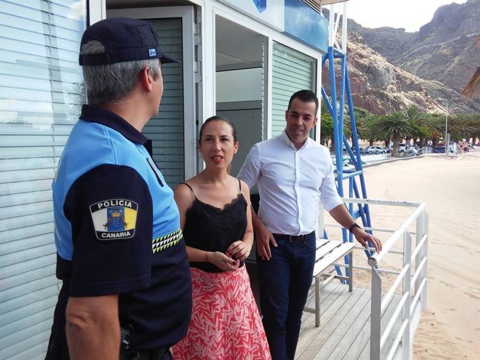 FLORENTINO GUZMÁN Y PATRICIA HERNÁNDEZ JUNTO A UN AGENTE DE LA POLICÍA LOCAL