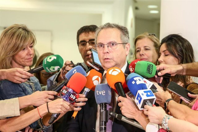 El concejal socialista Antonio Miguel Carmona ofrece declaraciones a los medios en el Edificio de Grupos del Ayuntamiento de Madrid.