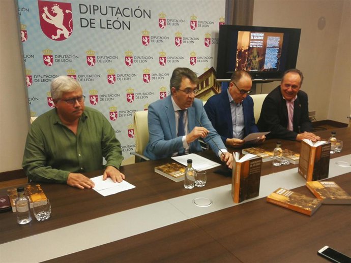 Martínez Majo (C) durante la presentación del libro sobre Gurmersindo de Azcárate