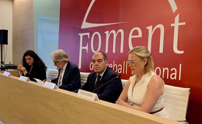 La presidente de Ata Catalunya, Cristina Pérez, el presidente de Foment, Josep Sánchez Llibre, el presidente de Ata, Lorenzo Amor y la vicepresidenta de Foment, Virginia Guinda.