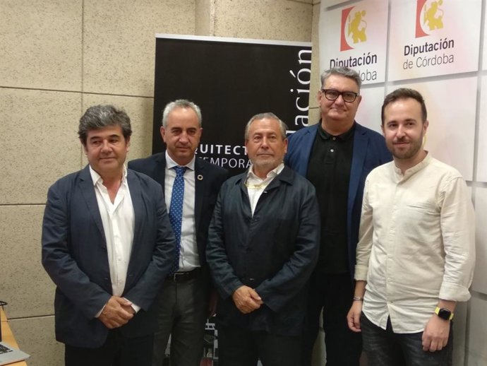 Izquierdo (segundo por la izda.) en la presentación del Catálogo de Arquitectura Moderna y Contemporánea