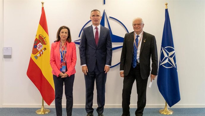 HANDOUT - 26 June 2019, Belgium, Brussels: NATO Secretary General Jens Stoltenberg (C) poses for a picture with Spanish Foreign Minister Josep Borrell (R) and Spanish Defence Minister Margarita Robles Fernandez during their meeting on the sidelines of N
