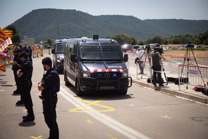 Diversos furgons de la Policia Nacional, escorten les furgonetes en les quals han estat traslladats els presos del procés, fins al centre penitenciari de Lledoners, on es concentrava un grup de persones amb llaos grocs i estelades