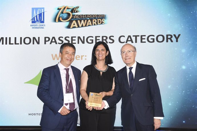 El director general de Aeropuertos de Aena, Javier Marín, y la directora del aeropuerto de Bilbao, Cristina Echeverría, recogen el premio.