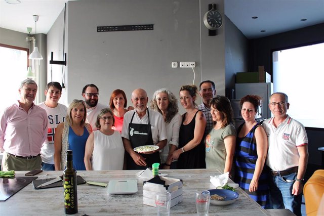 Profesionales de cocinas en el Complejo Hospitalario participan en el taller.