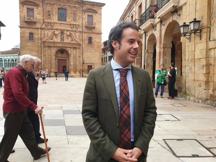 El teniente de alcalde de Oviedo, Ignacio Cuesta,  atiende a los medios.