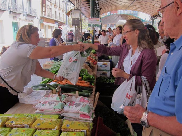 Una Mujer Compra En Un Puesto Del III Mercado Ecológico En Valladolid