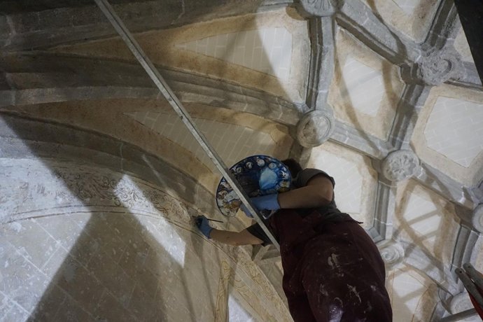 El Centro de Restauración de la Fundación Santa María de Albarracín restaura una capilla en la iglesia de Motos, en Guadalajara.