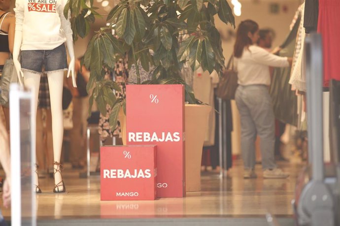 Carteles promocionando las rebajas en la entrada de una de las tiendas de la marca de ropa MANGO, con motivo de las rebajas de verano 2019.