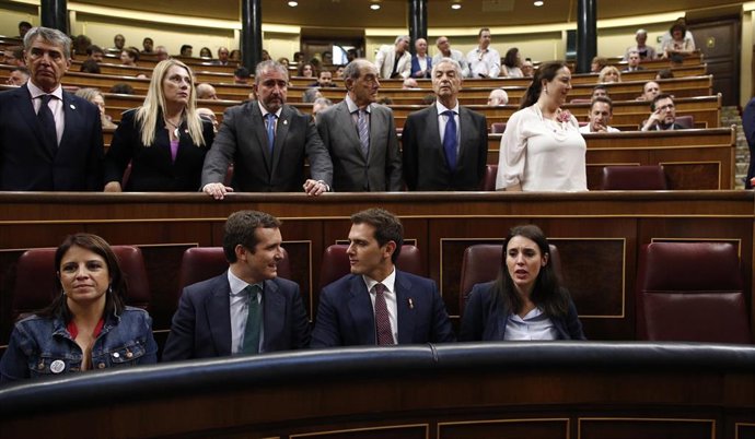 (I-D en la primera fila) La portavoz y vicesecretaria general del PSOE, Adriana Lastra; los presidentes del PP y Ciudadanos; Pablo Casado y Albert Rivera; y la portavoz de Unidas Podemos en el Congreso de los Diputados, Irene Montero, durante el homenaj