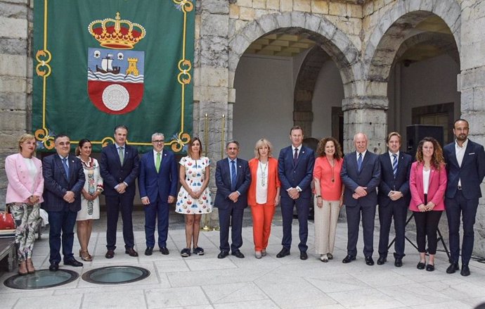 Miguel Ángel Revilla rodeado de los diputados del PRC nada más ser investido, por cuarta vez, presidente de Cantabria