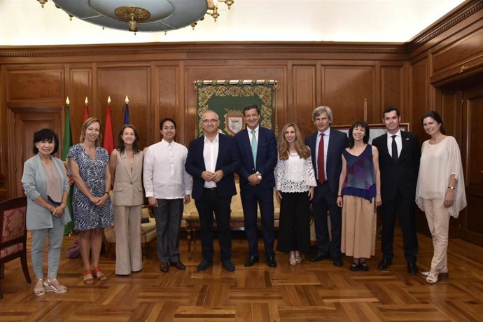 Enrique Maya junto a representantes de la Asociación de Amigos Navarra&Filipinas
