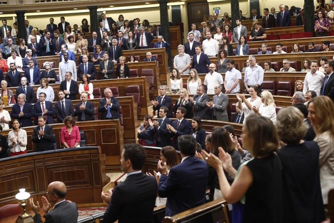 Aplauso en el hemiciclo del Congreso de los Diputados al discurso de la presidenta de la Fundacíon Víctimas del Terrorismo y diputada del PP, María del Mar Blanco. Los únicos que no aplauden han sido la portavoz de Unidas Podemos, Irene Montero (primera