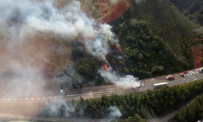 Imágen aérea del lugar en el que se ha originado el fuego del camión en la N-121-A