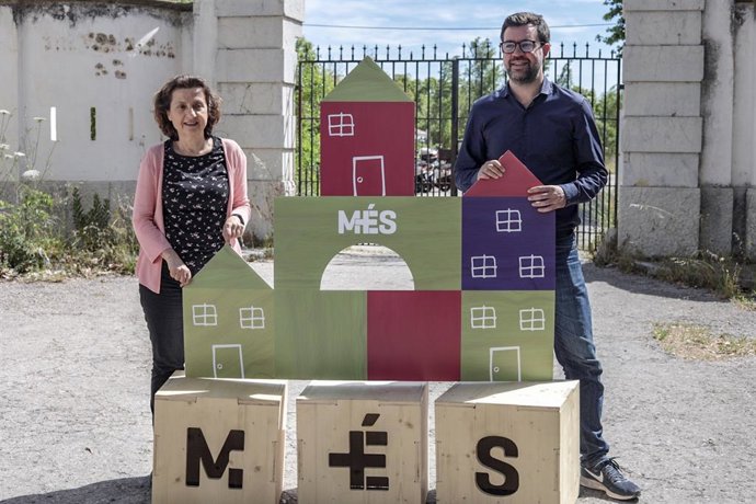 La número 2 MÉS per Mallorca al Parlament, Fina Santiago, con el regidor Antoni Noguera durante un acto de la campaña para las elecciones autonómicas