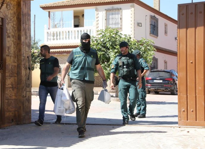 Registro con detenidos en una operación de la Guardia Civil contra el narcotráfico.