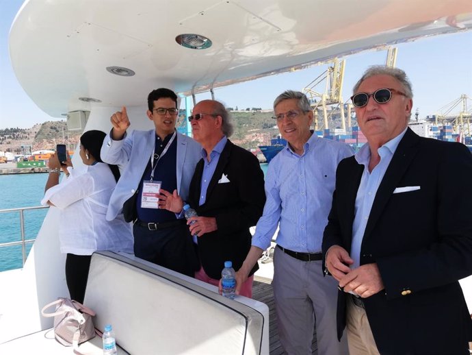 El presidente de la APA, Jesús Caicedo, visita el Puerto de Barcelona