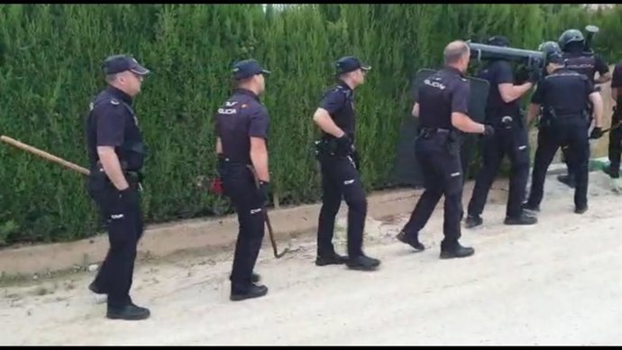 Nota Prensa E Imagen: "La Policía Nacional Detiene A Padre E Hijo Por Cultivar Y Vender Marihuana"