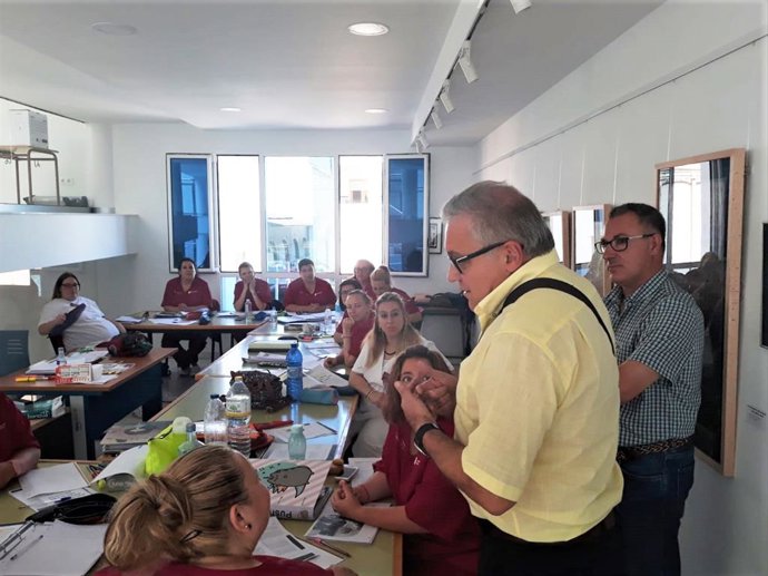 El delegado de Empleo acude a un taller en Alhama de Almería