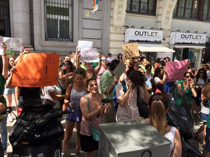 Opositores a Maestro de inglés se concentran ante la Consejería de Educación para reclamar la repetición del examen.