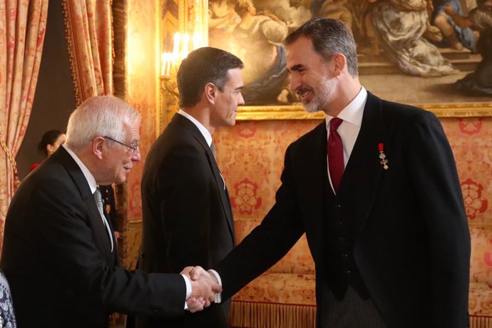 El Rey Felipe VI saluda al ministro de Asuntos Exteriores, Unión Europea y Cooperación, Josep Borrell, durante el recibimiento del Cuerpo Diplomático acreditado en España en el Palacio Real de Madrid.      Josep Borrell ;