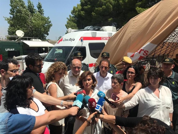 La vicepresidenta del Gobierno en funciones, Carmen Calvo, junto a la delegada del Gobierno en Catalunya, Teresa Cunillera, en Vinebre (Tarragona) por el incendio de La Ribera d'Ebre.