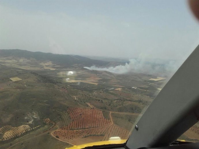 Declarado un incendio forestal en Castejón de Alarba (Zaragoza), por el uso de una cosechadora en esta zona.