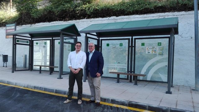 Moreno y Estrella en la parada de autobuses de Torres.