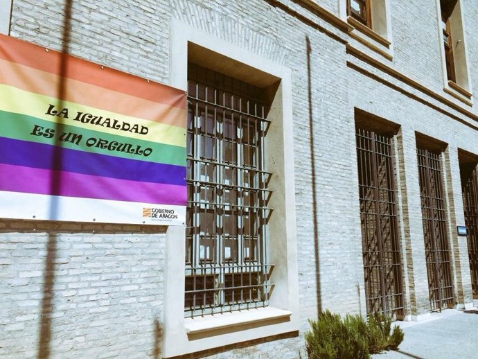 Cartel con motivo del Día del Orgullo colocado en el edificio Pignatelli, sede del Ejecutivo aragonés.
