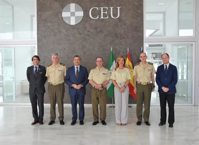 Visita del Teniente General de la Fuerza Terrestre del Ejército de Tierra, Juan Gómez de Salazar Mínguez.