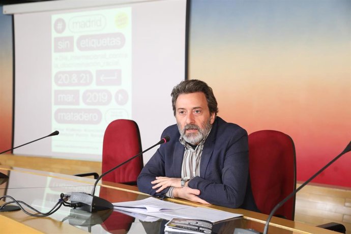 El tercer teniente de alcalde y responsable de la Oficina de Derechos Humanos y Memoria de Madrid, Mauricio Valiente, presenta las actividades de 'Madrid sin etiquetas'